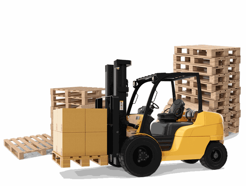 Carretilla elevadora transportando cajas sobre un palet junto a otros palets de madera