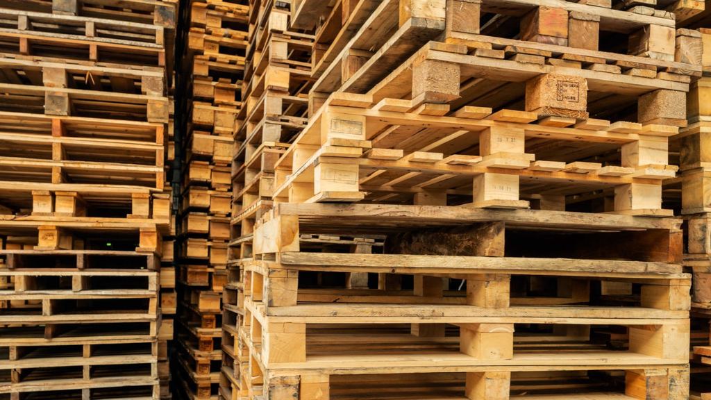 Pilas de palets europeos de madera almacenados en las instalaciones de Palets Guadiana