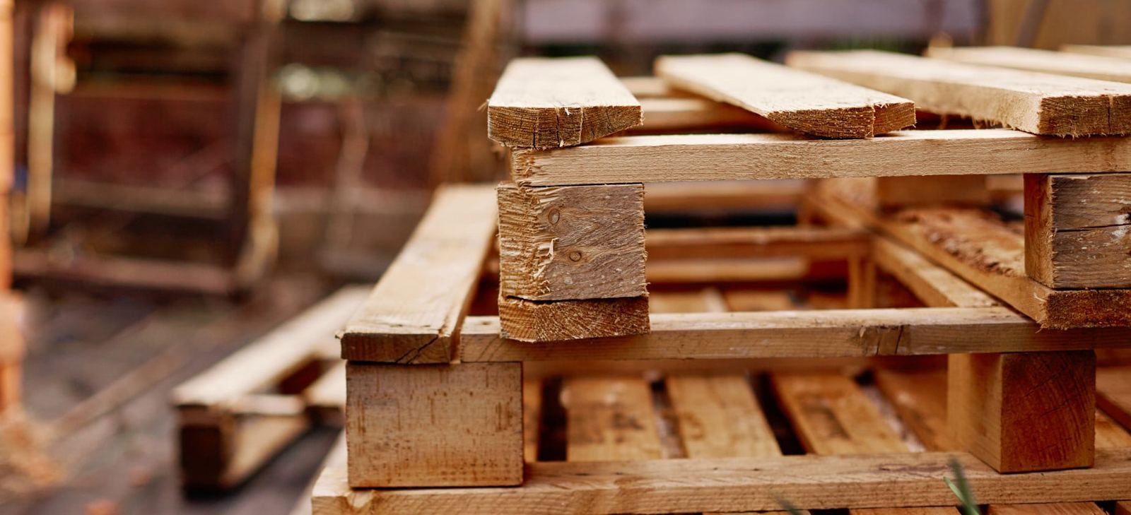 Detalle de palets de madera apilados listos para su clasificación